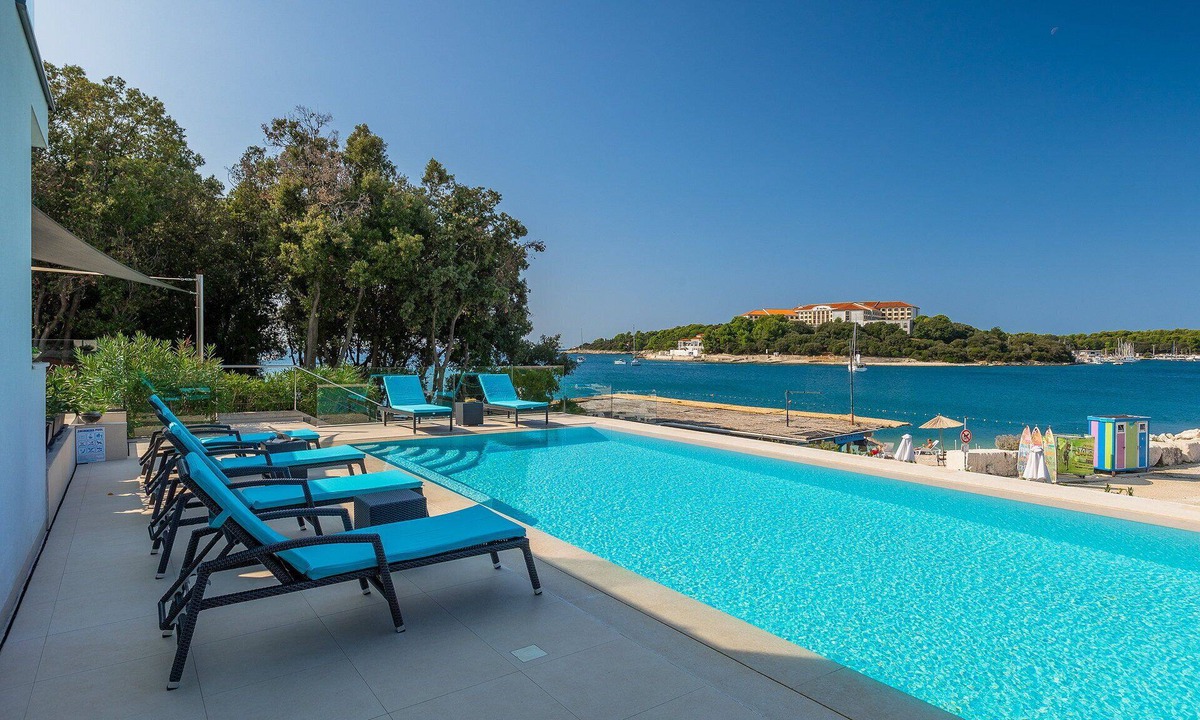 Pjescana Uvala Villa | Beachfront Villa Naviblue with Pool