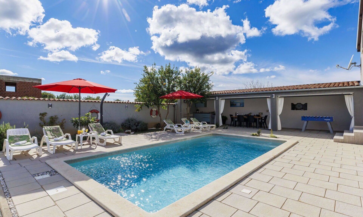 Loborika Apartment | Beautiful apartment for 6 people with private pool, WIFI, A/C, TV, terrace and pets allowed