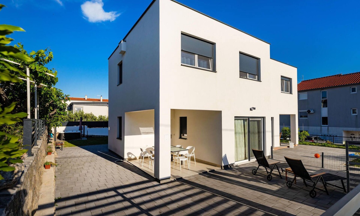 Maslenica House | Beautiful home in Maslenica with WiFi