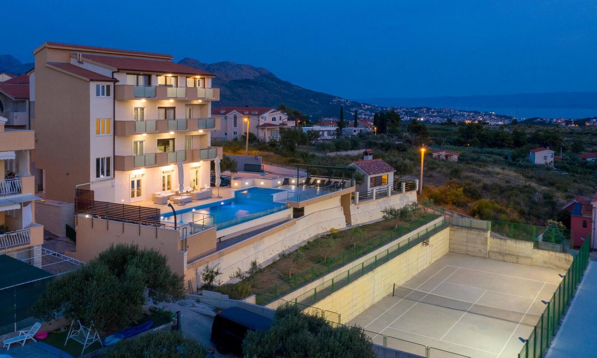 Mravince House | Beautiful home in Mravince with sauna