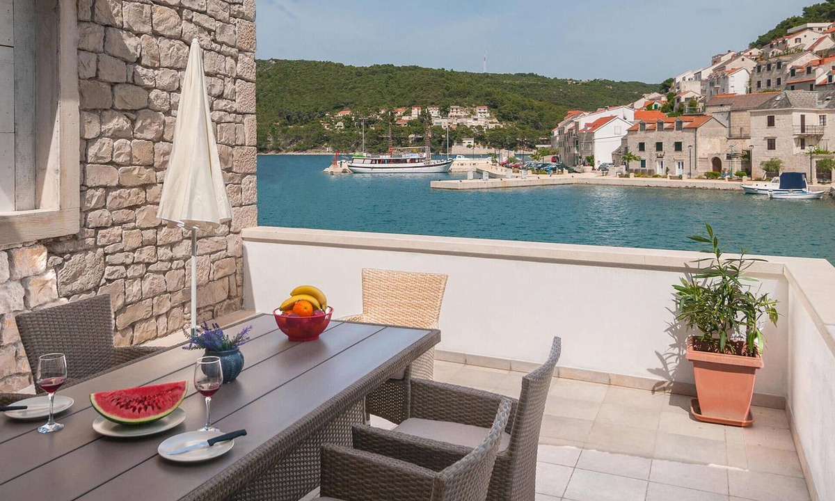 Pucisca House | Beautiful home in Pucisca with house sea view