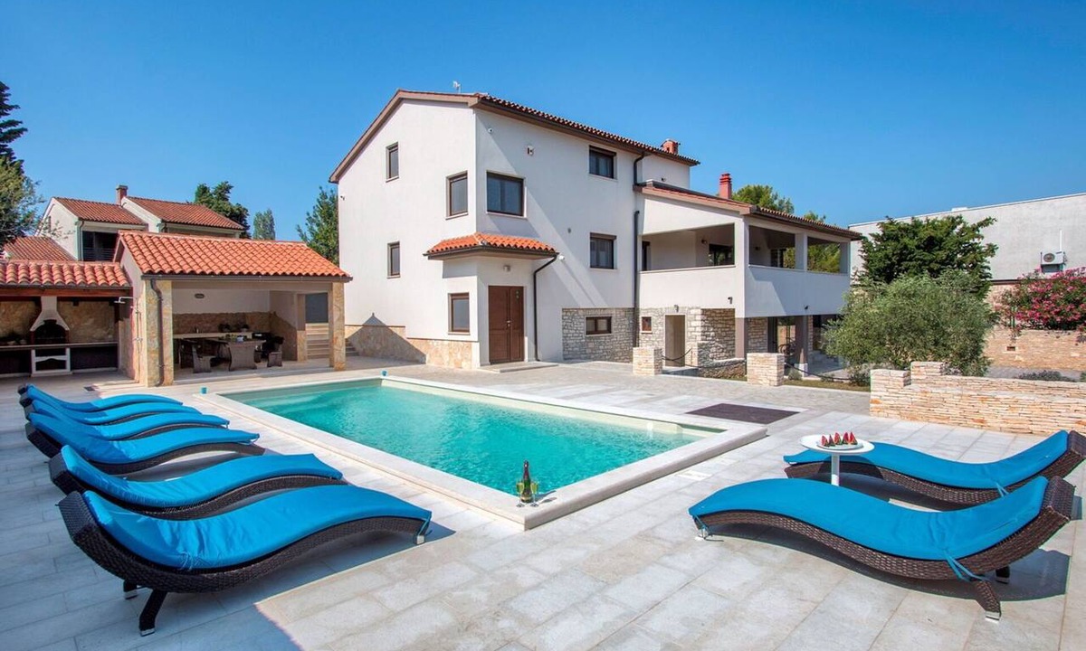 Premantura Villa | Beautiful private villa for 10 people with WIFI, private pool, A/C, TV and terrace