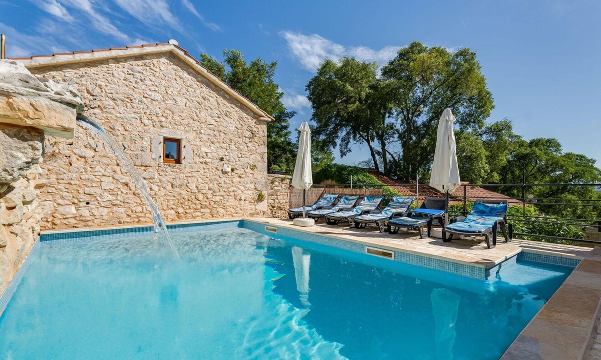 Stankovci House | Beautiful private villa for 8 guests with WIFI, private pool, A/C, TV and patio