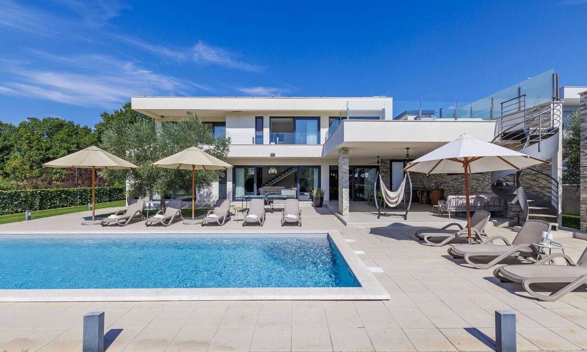 Novigrad Villa | Beautiful private villa with A/C, private pool, WIFI, hot tub, TV, terrace and pets allowed
