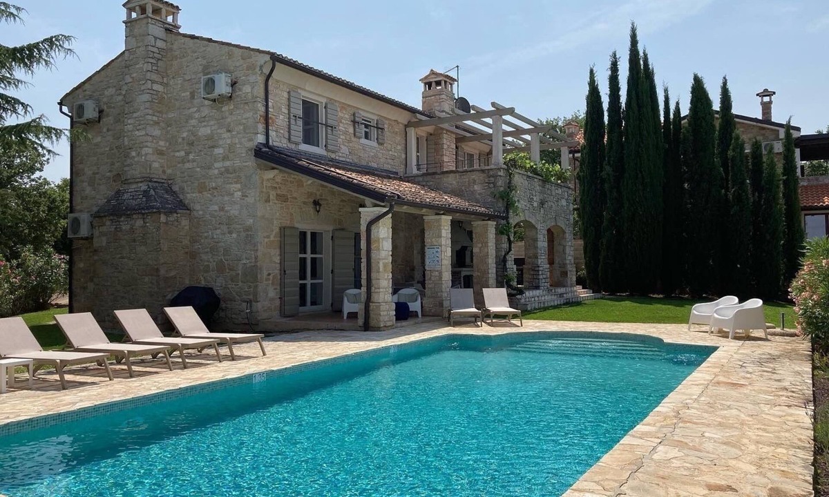Vizinada Villa | Beautiful stone villa with private pool and sea view
