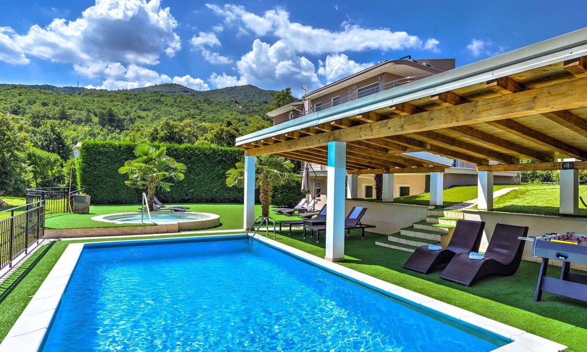 Pobri House | Beautiful villa for 10 guests with hot tub, A/C, WIFI, private pool, TV and patio