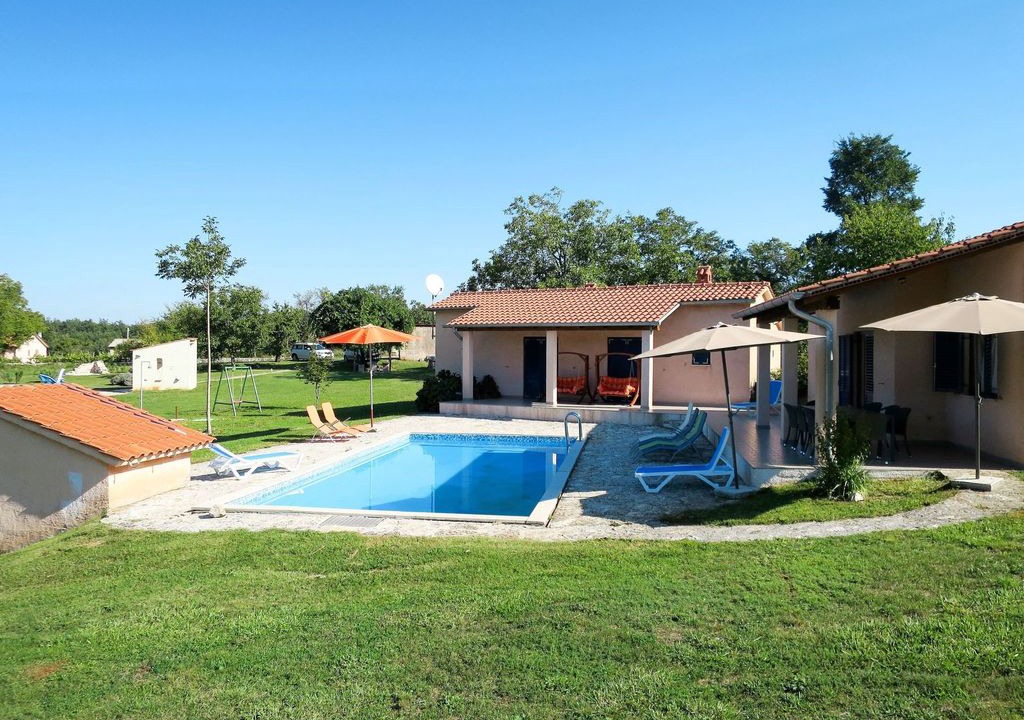 Laginji Villa | Beautiful villa for 10 people with WIFI, private pool, TV, balcony, pets allowed and parking
