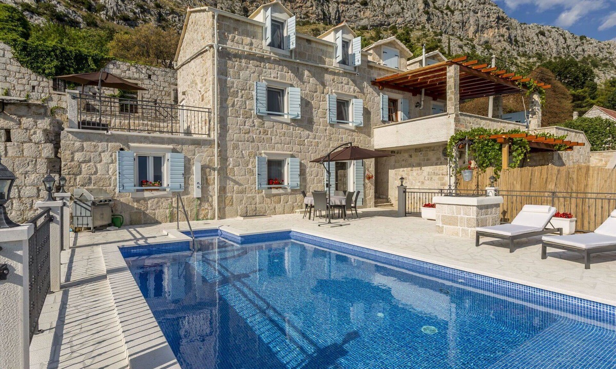 Jesenice House | Beautiful villa for 6 people with WIFI, private pool, A/C, TV, patio and pets allowed