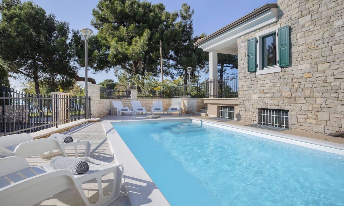 Basanija House | Beautiful villa for 8 guests with WIFI, A/C, private pool, TV and terrace