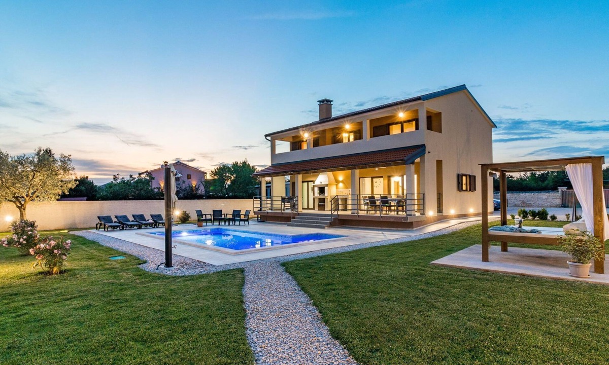 Jursici House | Beeindruckende Luxusvilla mit beheiztem Privatpool by Interhome