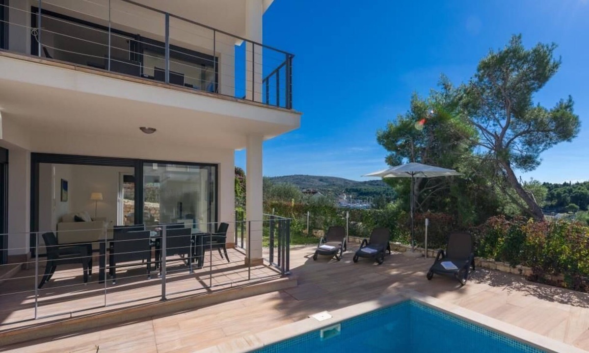 Cove Makarac (Milna) Apartment | Best island vacations