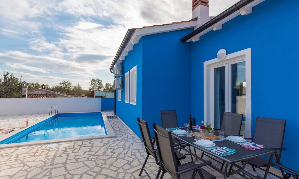 Nova Vas House | Blue Holiday House with Private Pool