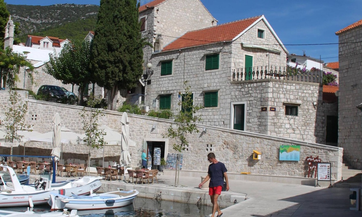 Cove Basina (Jelsa) House | Bol. Seafront house, near beach with private parking space.