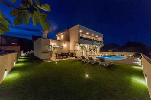 Kastel Novi Villa | Brand New Villa Zlatne NiTi with heated pool