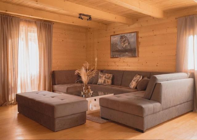 Canton 10 House | Brvnara podno Dinare