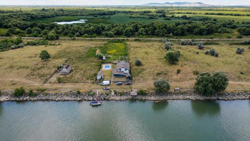 Maliuc Villa | Cabana în Deltă cu Ponton Privat pe Bratul Sulina