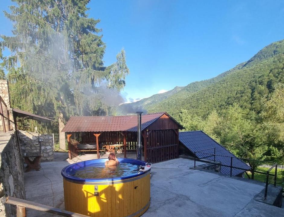 Riu de Mori House | Cabana Floare de stâncă Retezat cu Ciubar in pădure