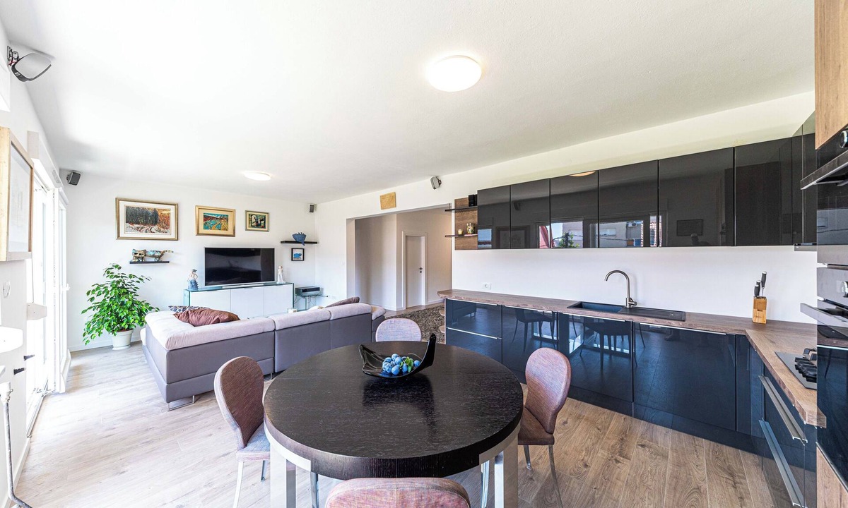 Trogir Apartment | Charming and quiet 3-bedroom apartment very close to ancient center of Trogir