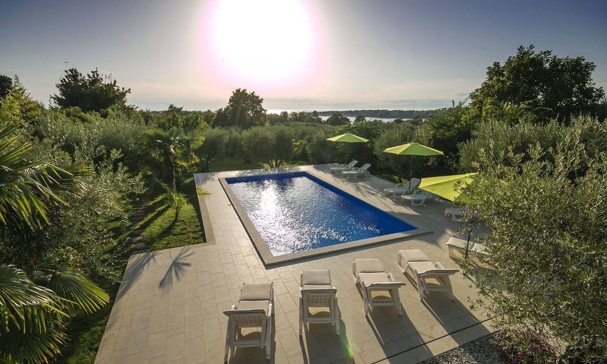 Mali Maj Apartment | Charming flat just 400 metres from the beach with large pool, private terrace, barbecue, sun loungers