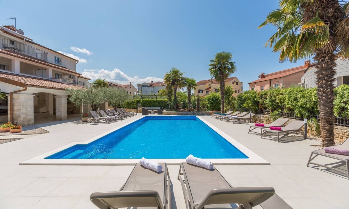 Gulici Apartment | Charming flat with large pool, private balcony, BBQ, only 800 metres to the beach