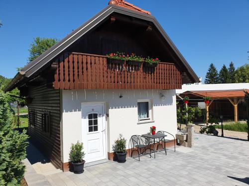 Ljubljana House | Charming tiny house "Pr Basc" in Ljubljana with cozy terrace and barbecue area