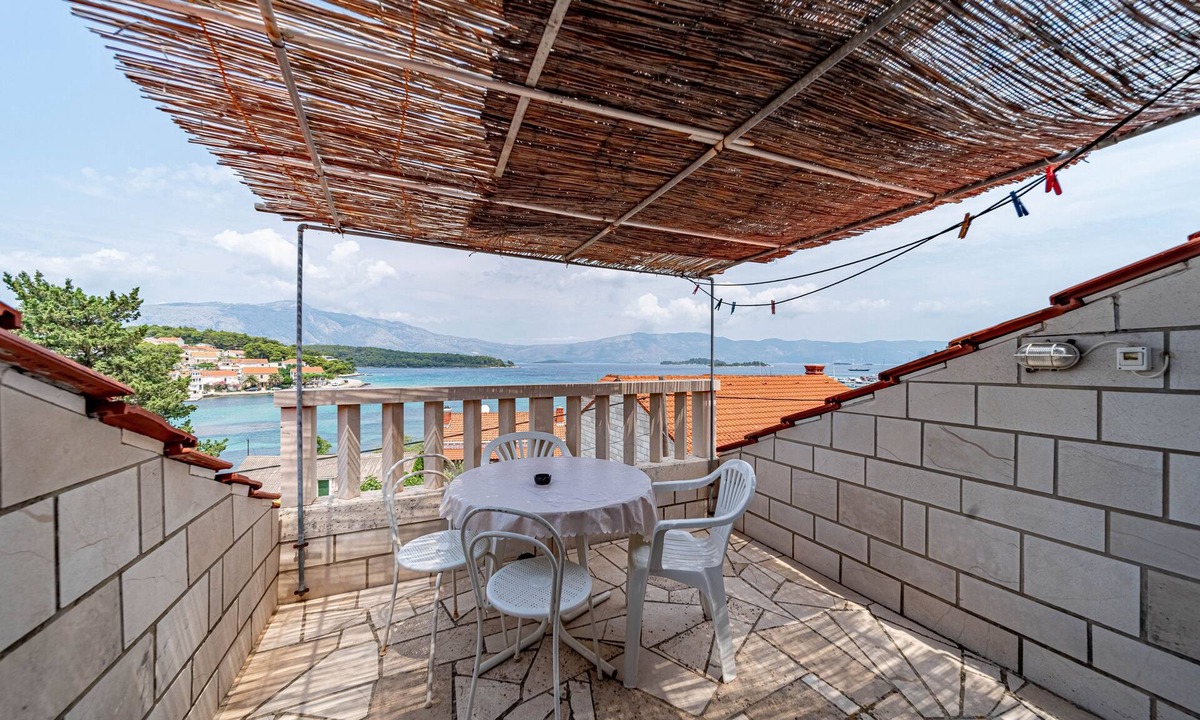 Lumbarda Apartment | Comfortable and spacious apartment near beach Lumbarda, Korčula (A-21290-a)