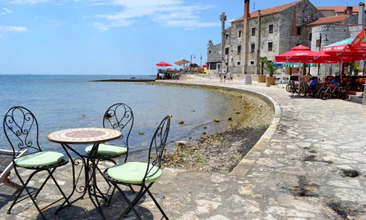 Murine Apartment | Comfortable Apartment in Umag With Parking Space