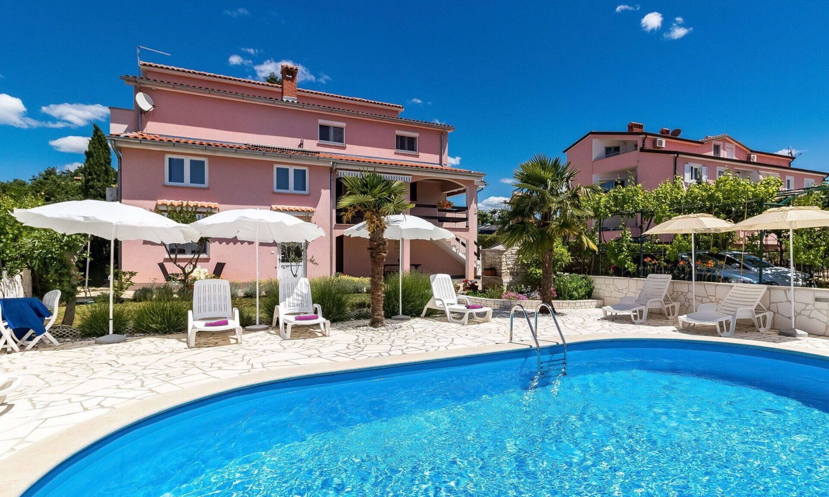 Nova Vas Apartment | Cosy apartment for 3 people with pool, A/C, WIFI, TV and terrace