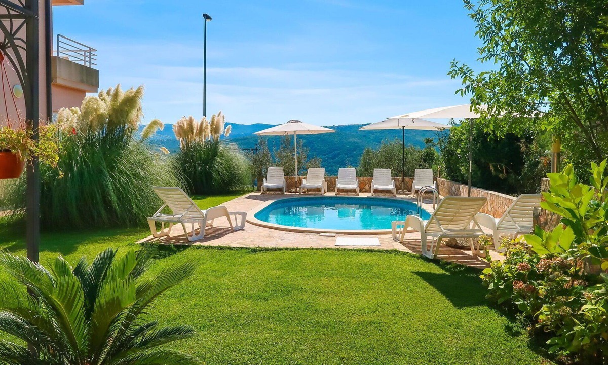 Rabac Apartment | Cosy apartment for 4 guests with pool, WIFI, A/C, TV, terrace and pets allowed