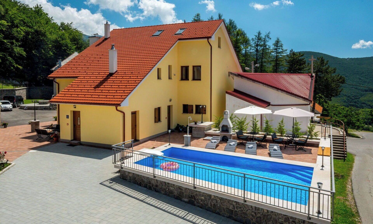 Senj Apartment | Cosy apartment for 4 guests with WIFI, pool, TV, terrace and pets allowed