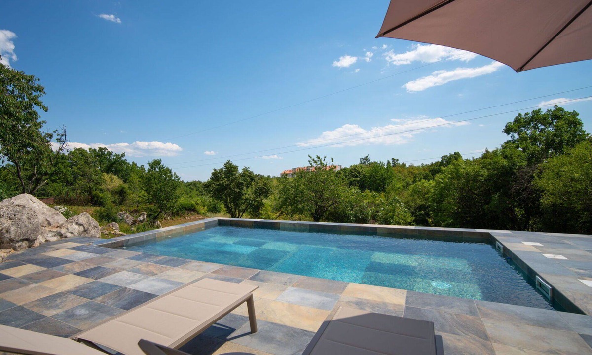 Kastav Apartment | Cosy apartment for 4 people with A/C, WIFI, pool, TV, terrace and panoramic view