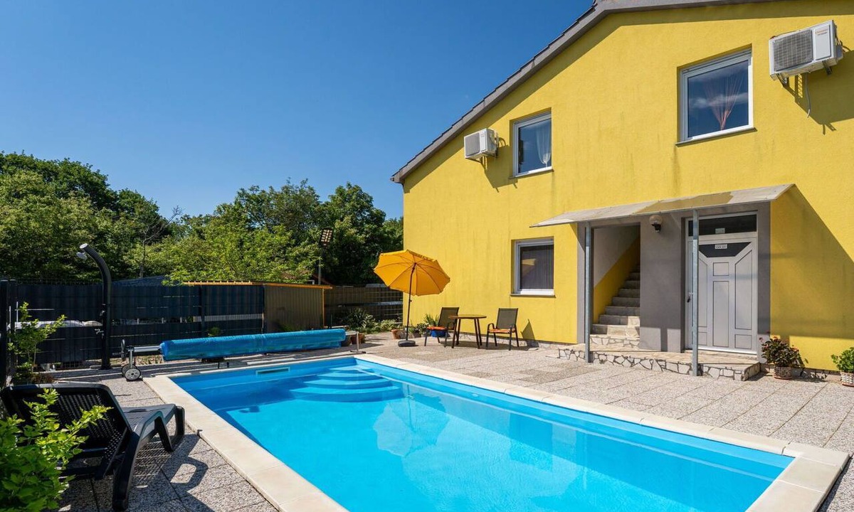 Polje Apartment | Cosy apartment for 4 people with WIFI, pool, terrace and pets allowed