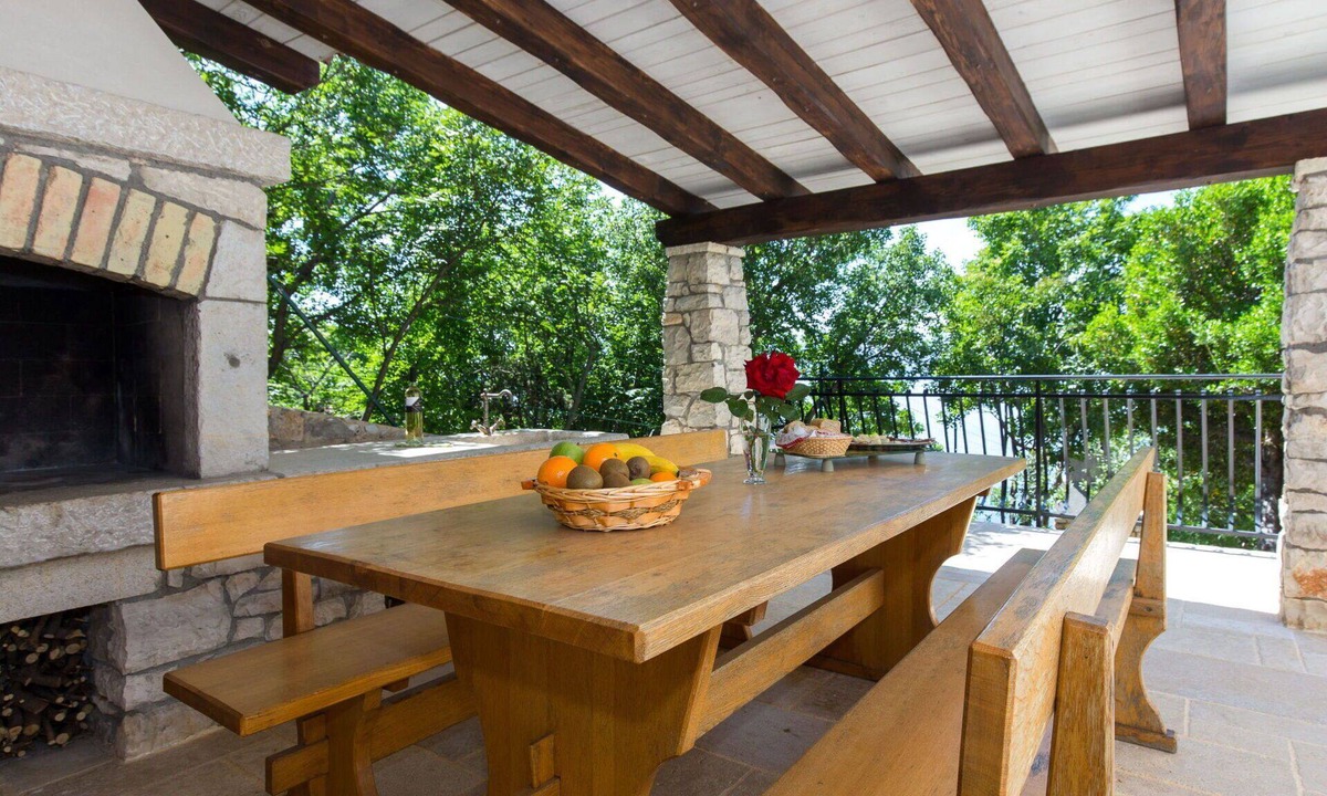 Senj Apartment | Cosy apartment for 4 people with WIFI, A/C, TV, terrace and pets allowed