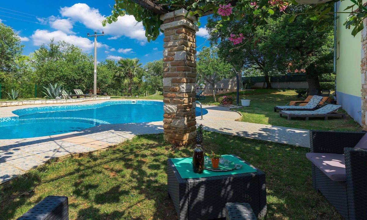 Jezenj Apartment | Cosy apartment for 5 people with pool, WIFI, TV, terrace and pets allowed