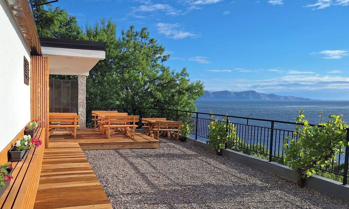 Vratarusa Apartment | Cosy apartment for 6 guests with WIFI, A/C, TV and patio