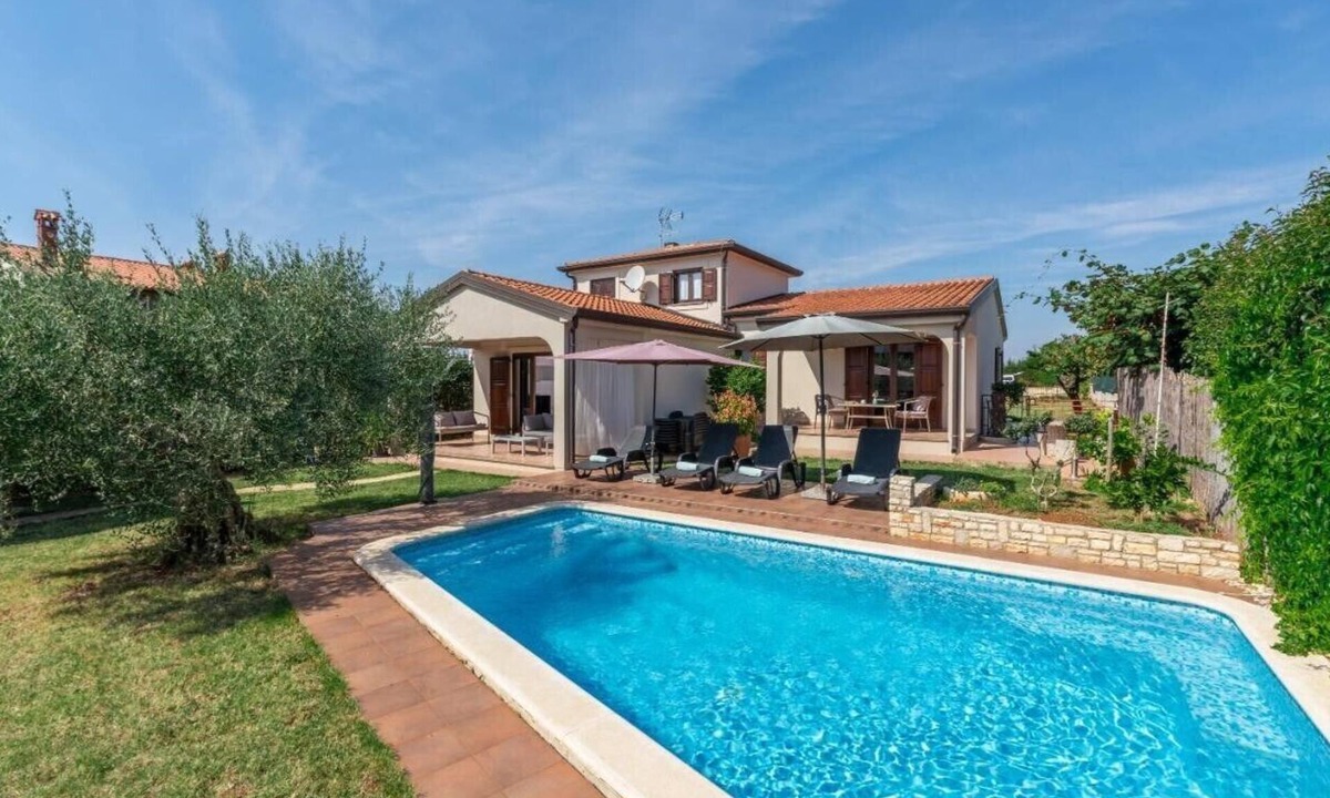 Buzinija Villa | Cozy Holiday Home with Private Pool and Garden in Novigrad