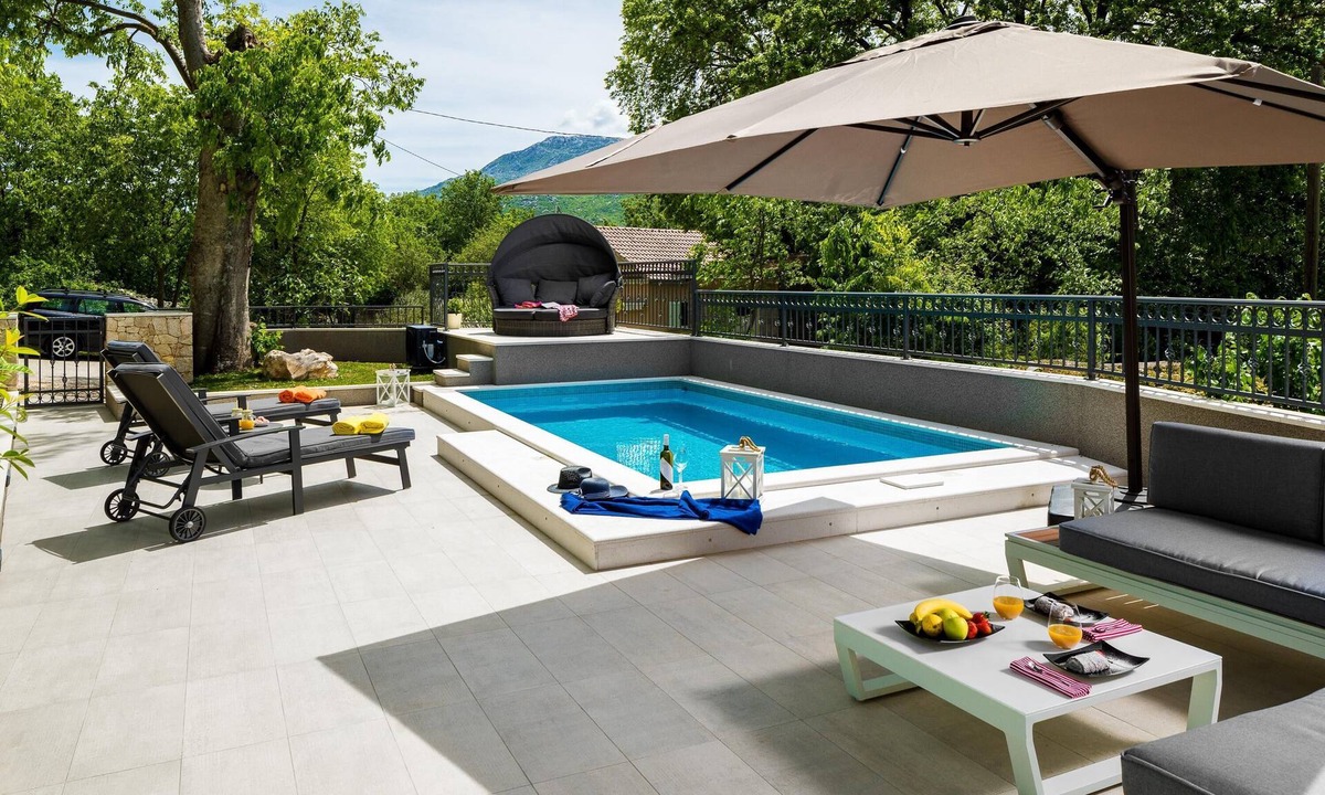 Dugopolje House | Cozy House Mia, with heated Pool, Jacuzzi In Pool And BBQ.