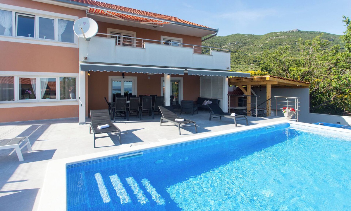 Kastel Stari Apartment | Cozy sea view apt. with heated pool and football court