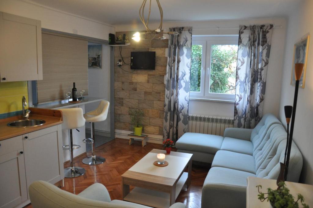 Zagreb Apartment | Cozy silver studio apartment