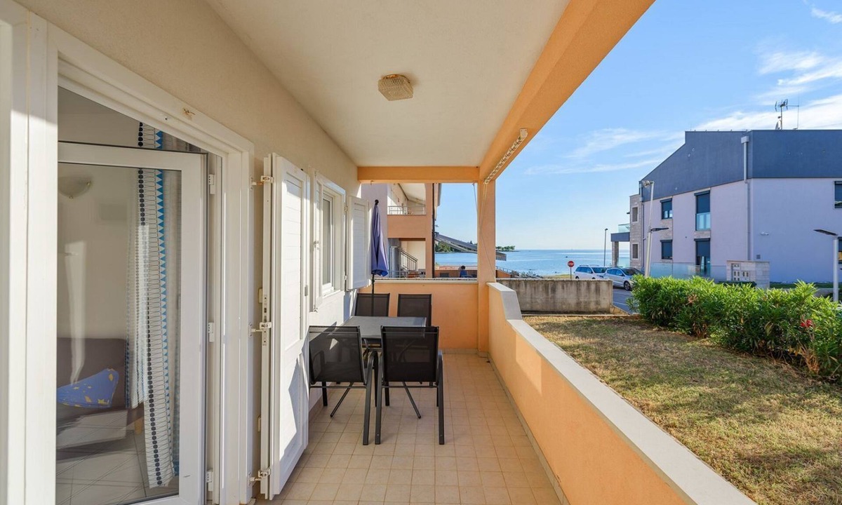 Lovrecica Apartment | Dog-friendly apartment just 60 metres from the beach with private parking, air conditioning, WiFi