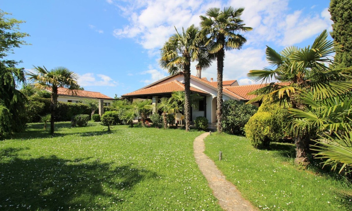 Mali Maj House | Dog-friendly holiday home with Mediterranean garden, just 650 metres from the beach