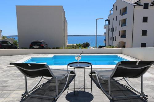 Kolan Apartment | Dolphin view II with a pool by the beach