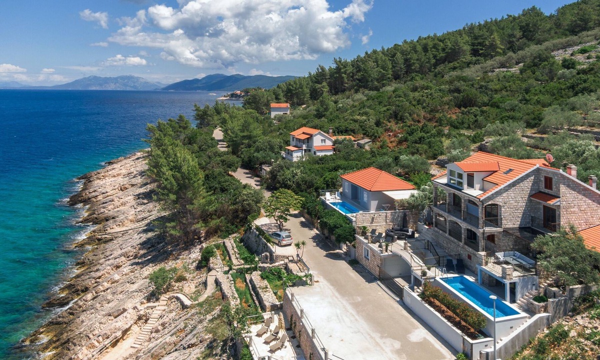 Prigradica House | Dona Maria-Five Bedroom Holiday Home With Pool