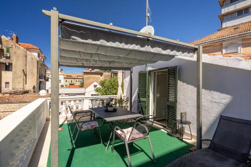 Split Apartment | Downtown Authentic Apartments