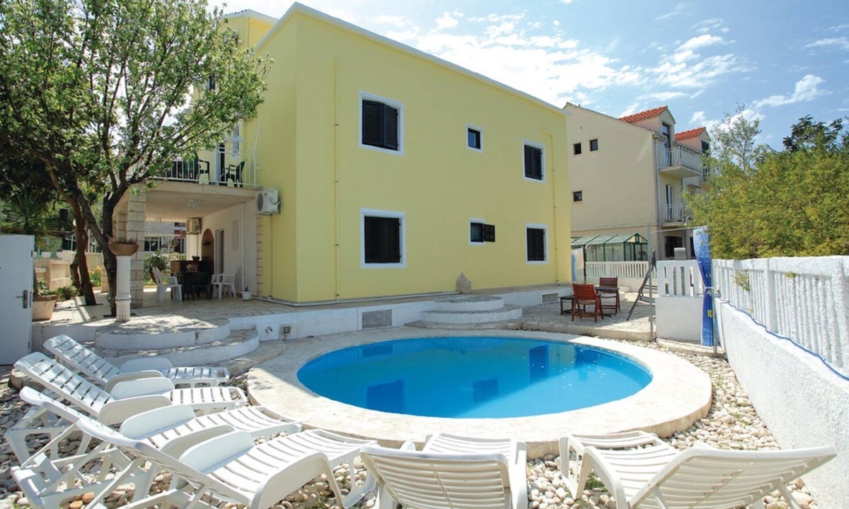 Cove Tri Zala (Zrnovo) Hostel | Dragan's Den - Double Room with Private Bathroom
