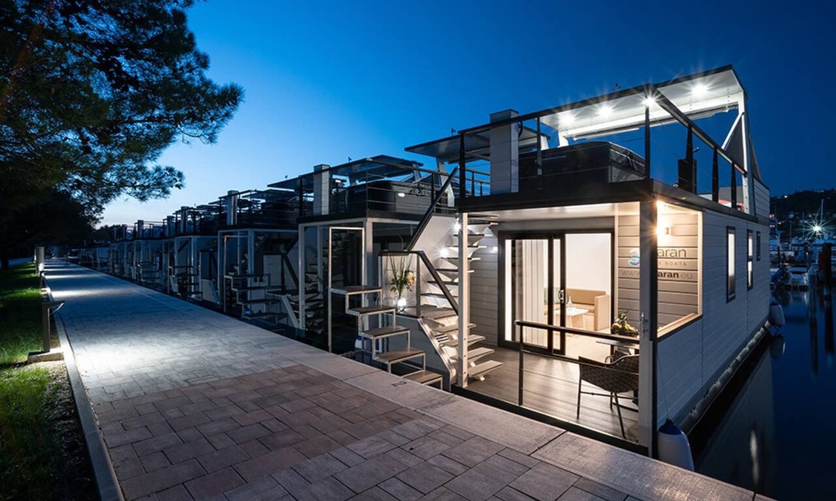 Seca Boat Rental | Dream houseboat by the sea with whirlpool
