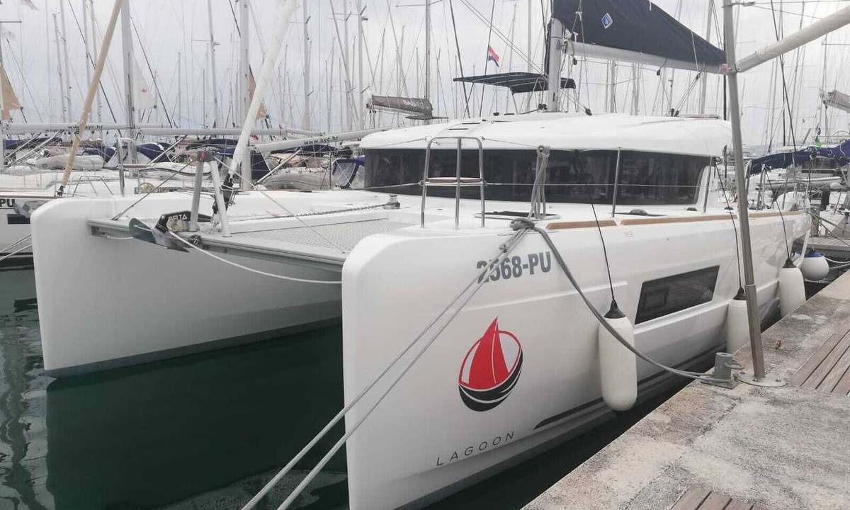 Komolac Boat Rental | Dubrovnik Delight: A Sun-Kissed Sailing Experience