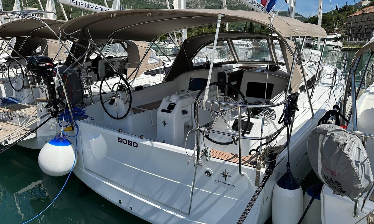Komolac Boat Rental | Dubrovnik Delight: A Sun-Kissed Sailing Experience