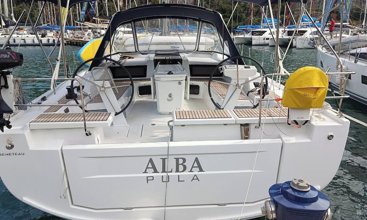 Komolac Boat Rental | Dubrovnik Delight: A Sun-Kissed Sailing Experience