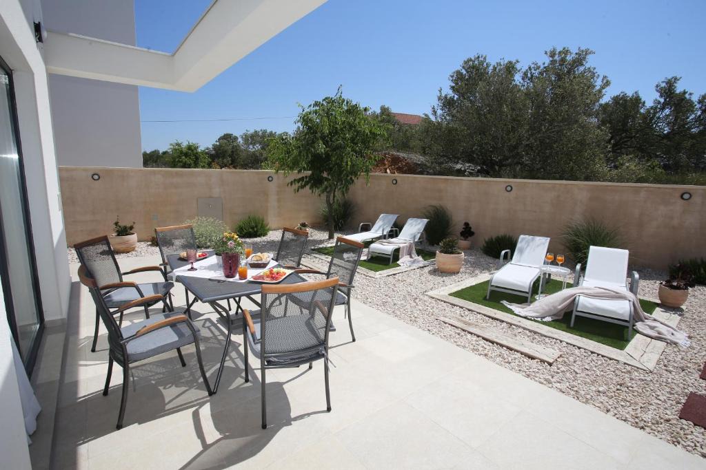 Jezera Villa | Elegant Villa Punta Sol with hot tube, walk to sea and center